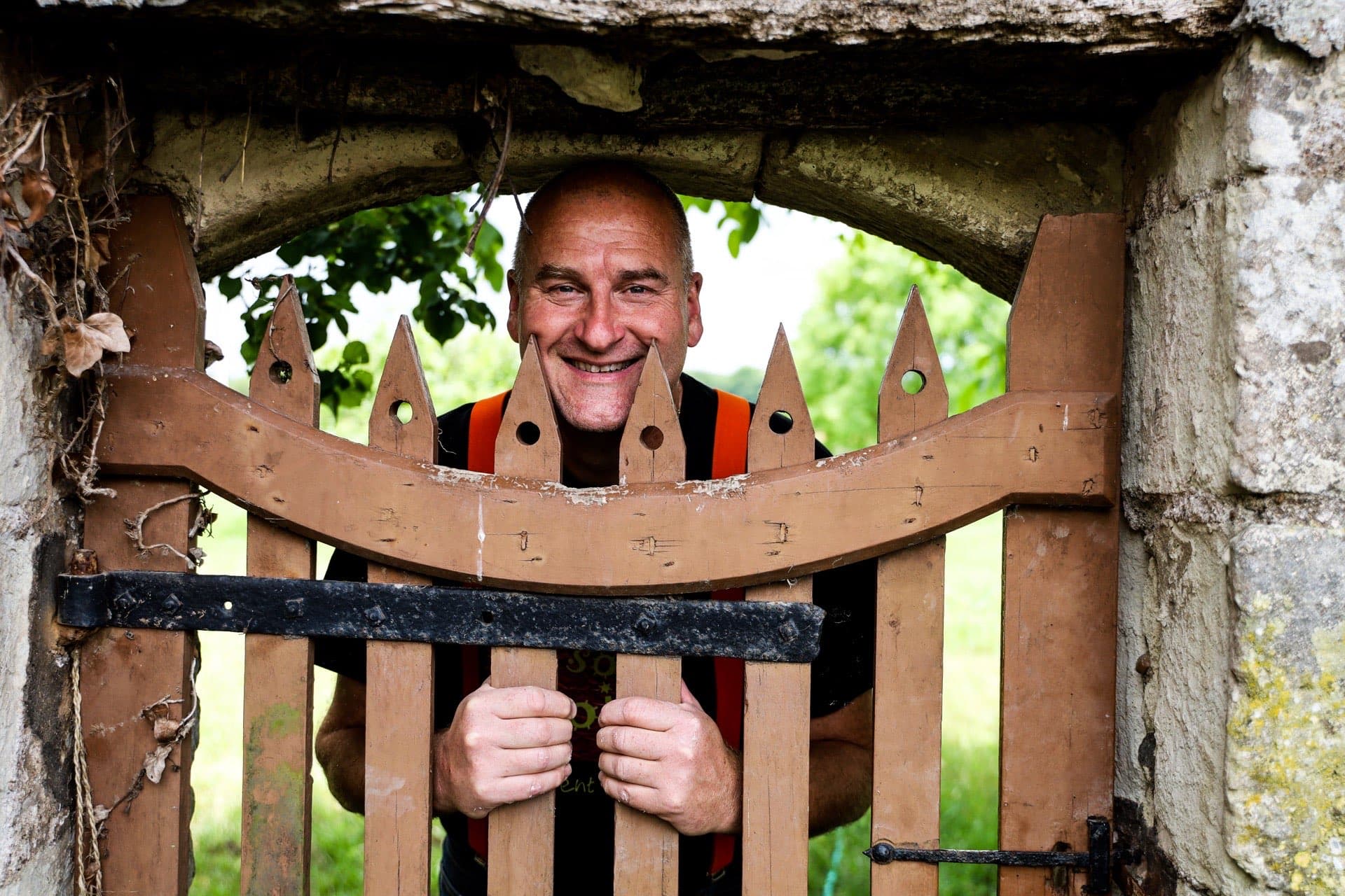 Laurent Herlin au portail du domaine, à Chouzé-sur-Loire