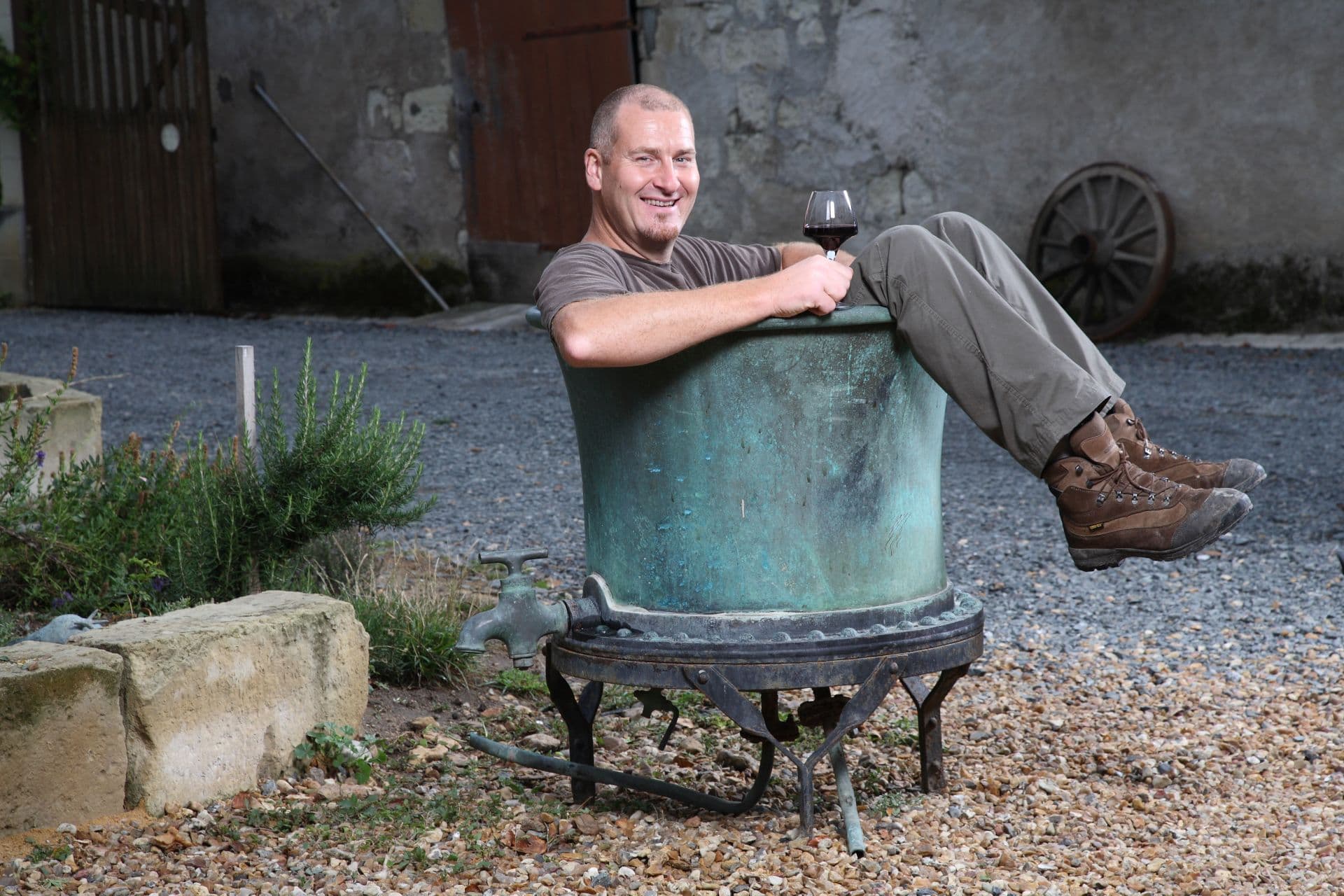 Laurent Herlin dans la cour du domaine, à Chouzé-sur-Loire